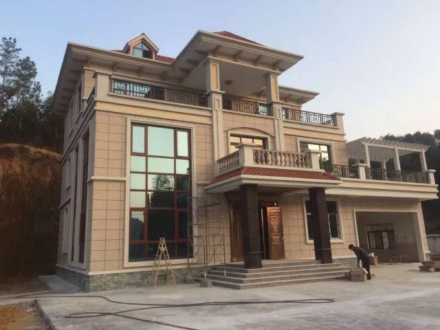 真石漆分格、底漆、罩面漆施工及噴涂厚度